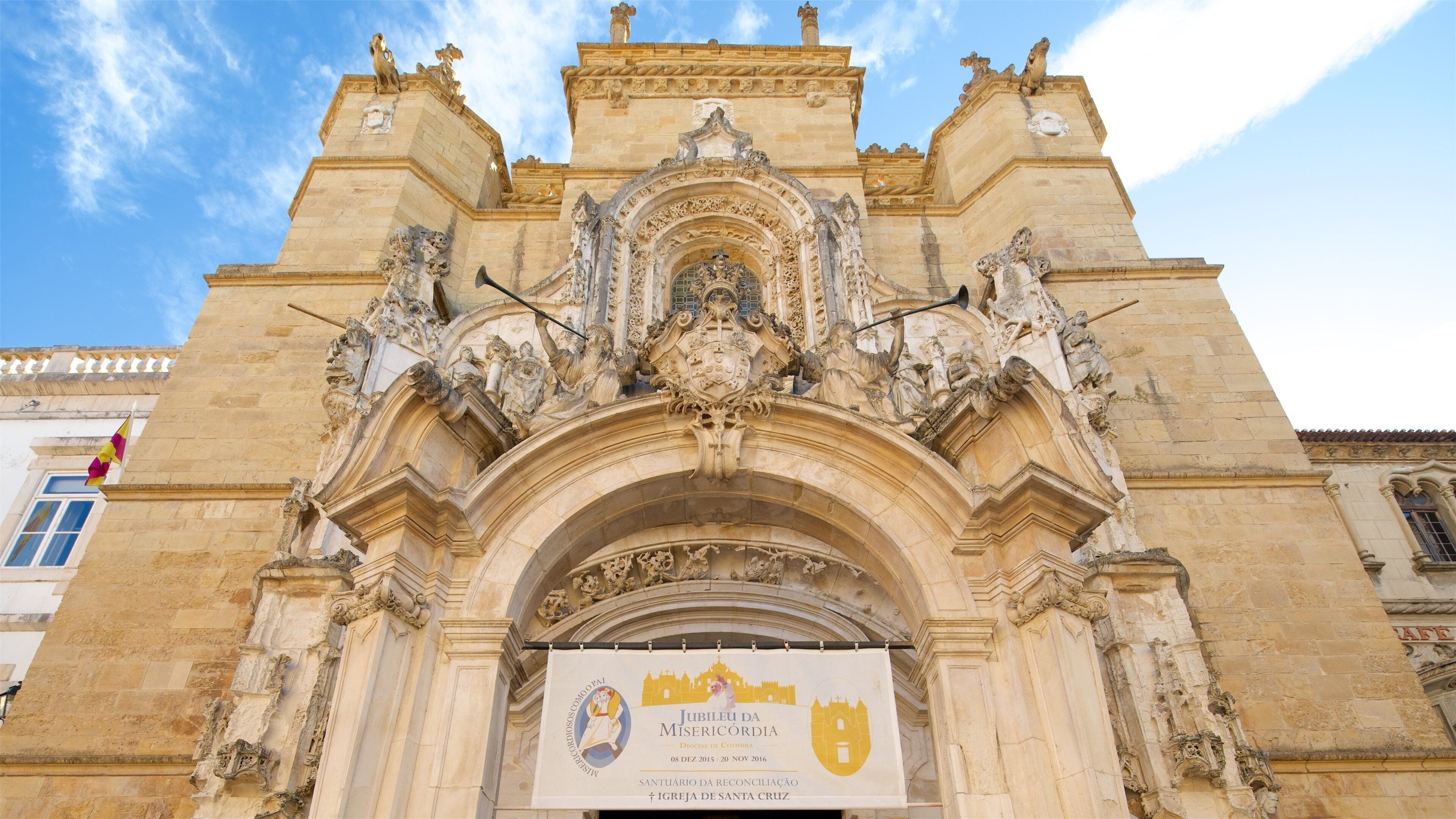 Santa Cruz Church featuring heritage elements