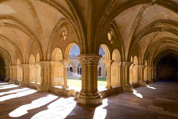 Velha Cathedral welches beinhaltet Innenansichten und Geschichtliches