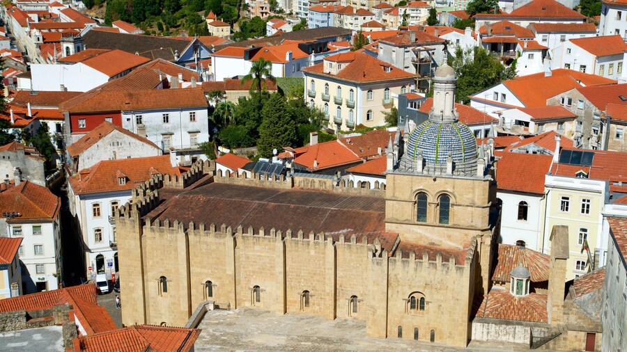 Se de Velha que incluye una ciudad y elementos del patrimonio