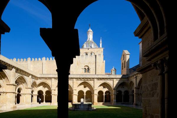 Velha Cathedral welches beinhaltet Geschichtliches und Park