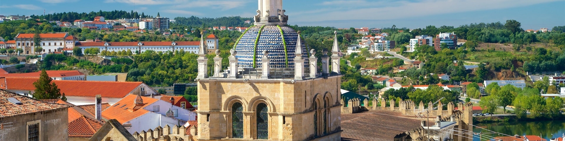 Velha Cathedral showing a city, heritage elements and landscape views