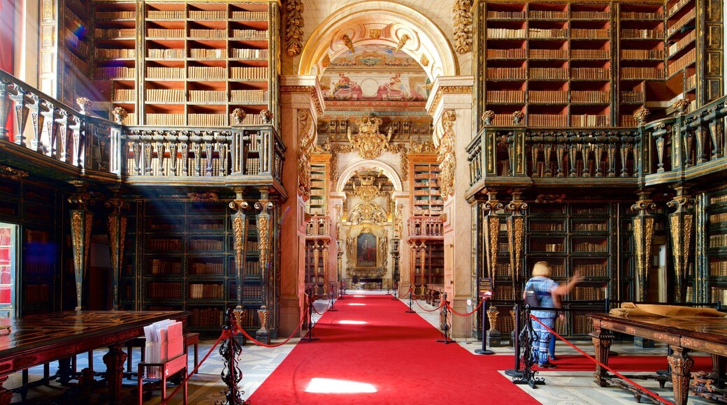 Biblioteca Joanina que incluye elementos patrimoniales, vista interna y elementos religiosos