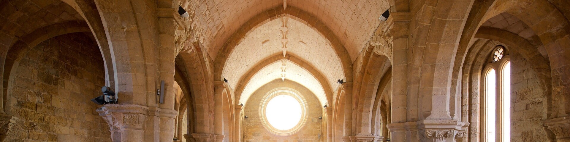 Convento de Santa Clara-a-Velha ofreciendo elementos patrimoniales y vista interna