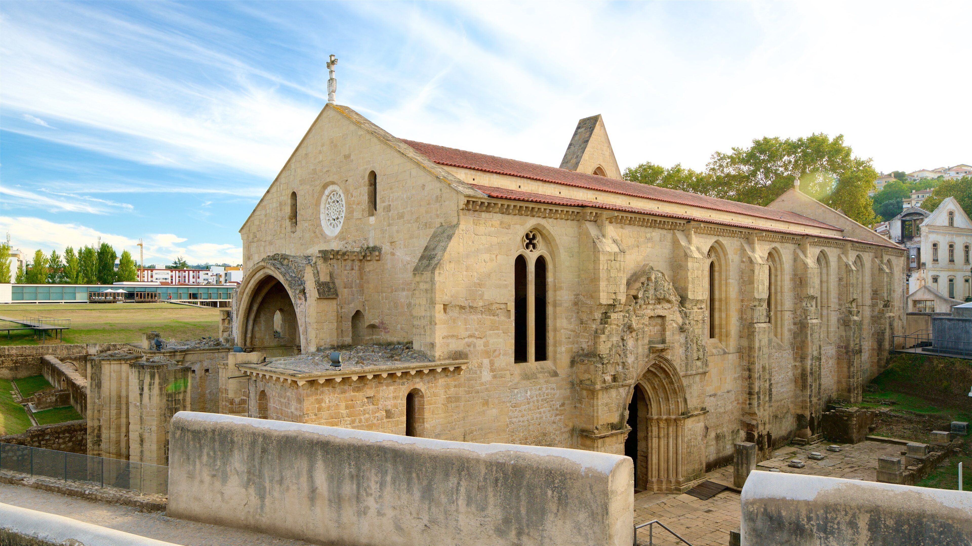 Convento de Santa Clara-a-Velha que incluye una iglesia o catedral y elementos patrimoniales