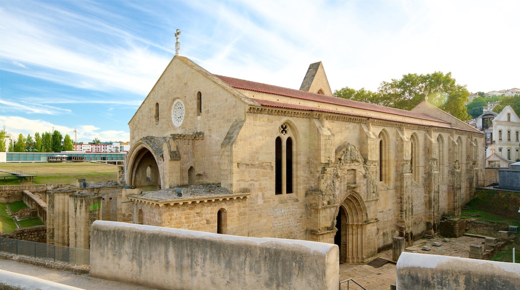 Convento de Santa Clara-a-Velha que incluye una iglesia o catedral y elementos patrimoniales