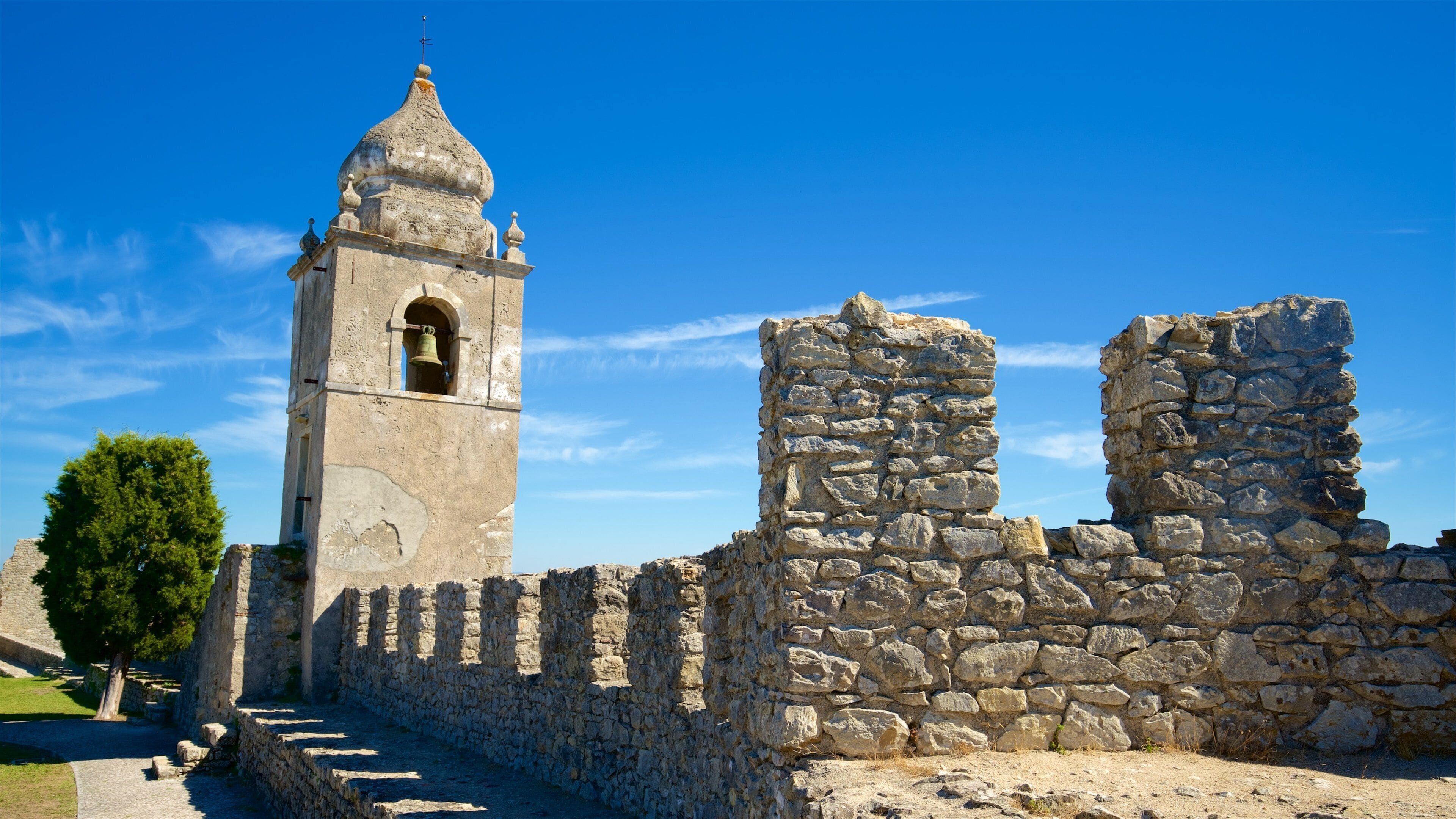 Castillo de Montemor-o-Velho que incluye elementos patrimoniales