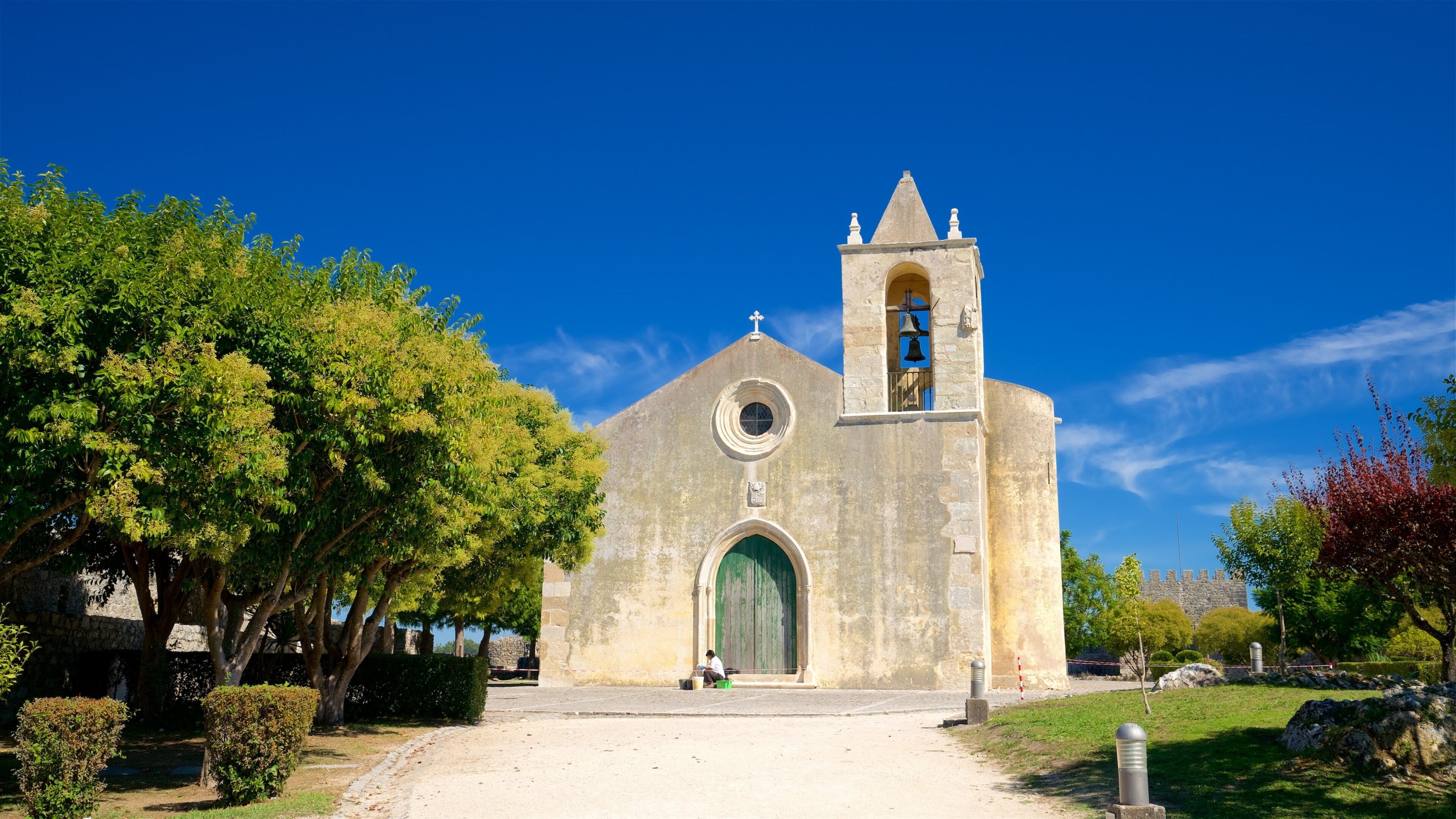 Castello di Montemor-o-Velho che include oggetti d\'epoca e chiesa o cattedrale