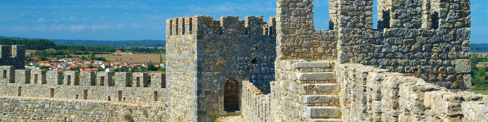 Castelo de Montemor-o-Velho caracterizando elementos de patrimônio e um pequeno castelo ou palácio