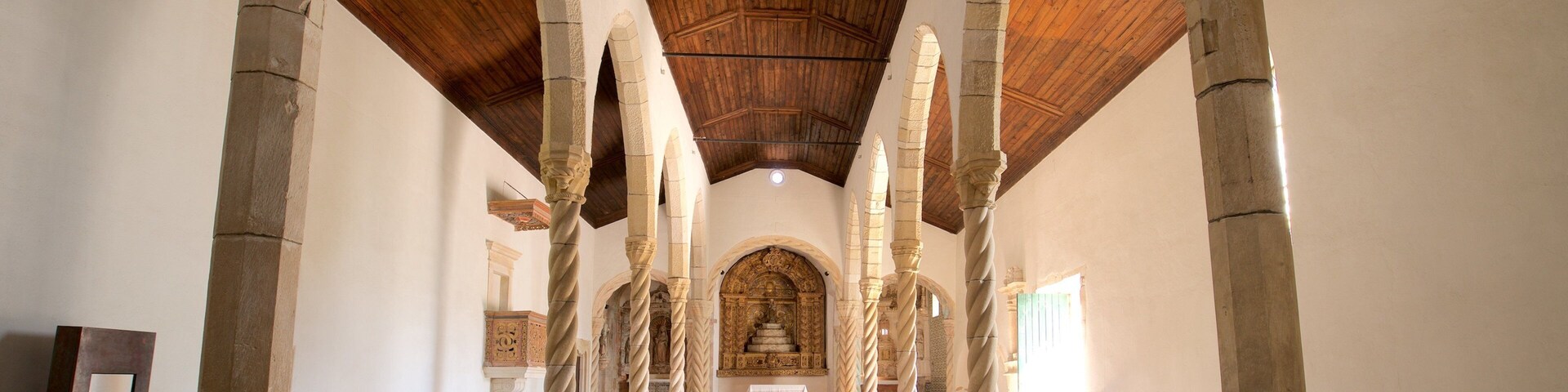 Castillo de Montemor-o-Velho que incluye vista interna y una iglesia o catedral