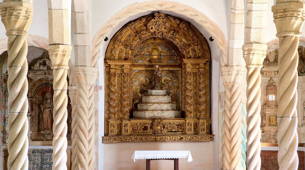 Castillo de Montemor-o-Velho ofreciendo vistas interiores y elementos del patrimonio
