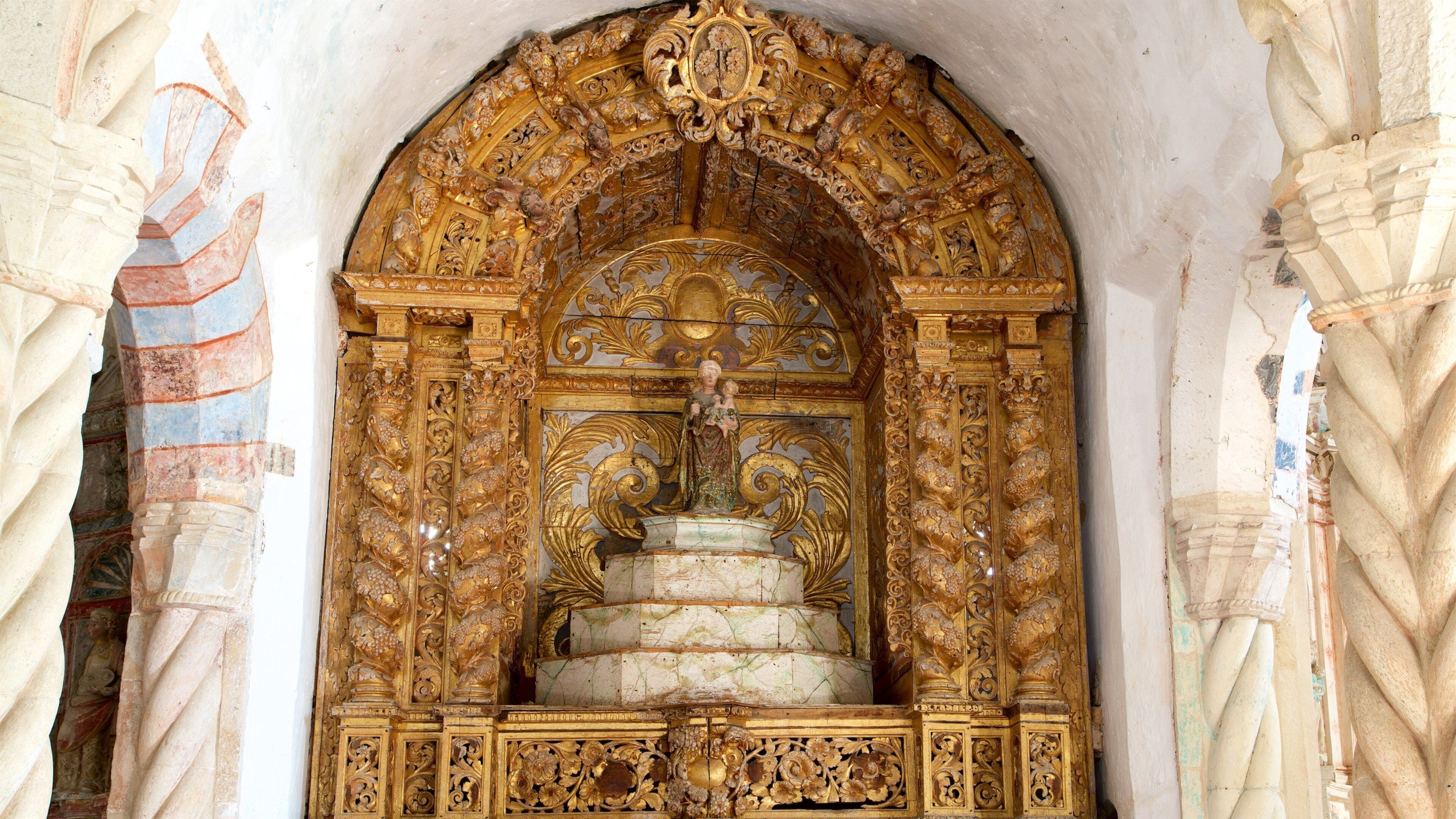 Castello di Montemor-o-Velho che include chiesa o cattedrale, vista interna e religiosità