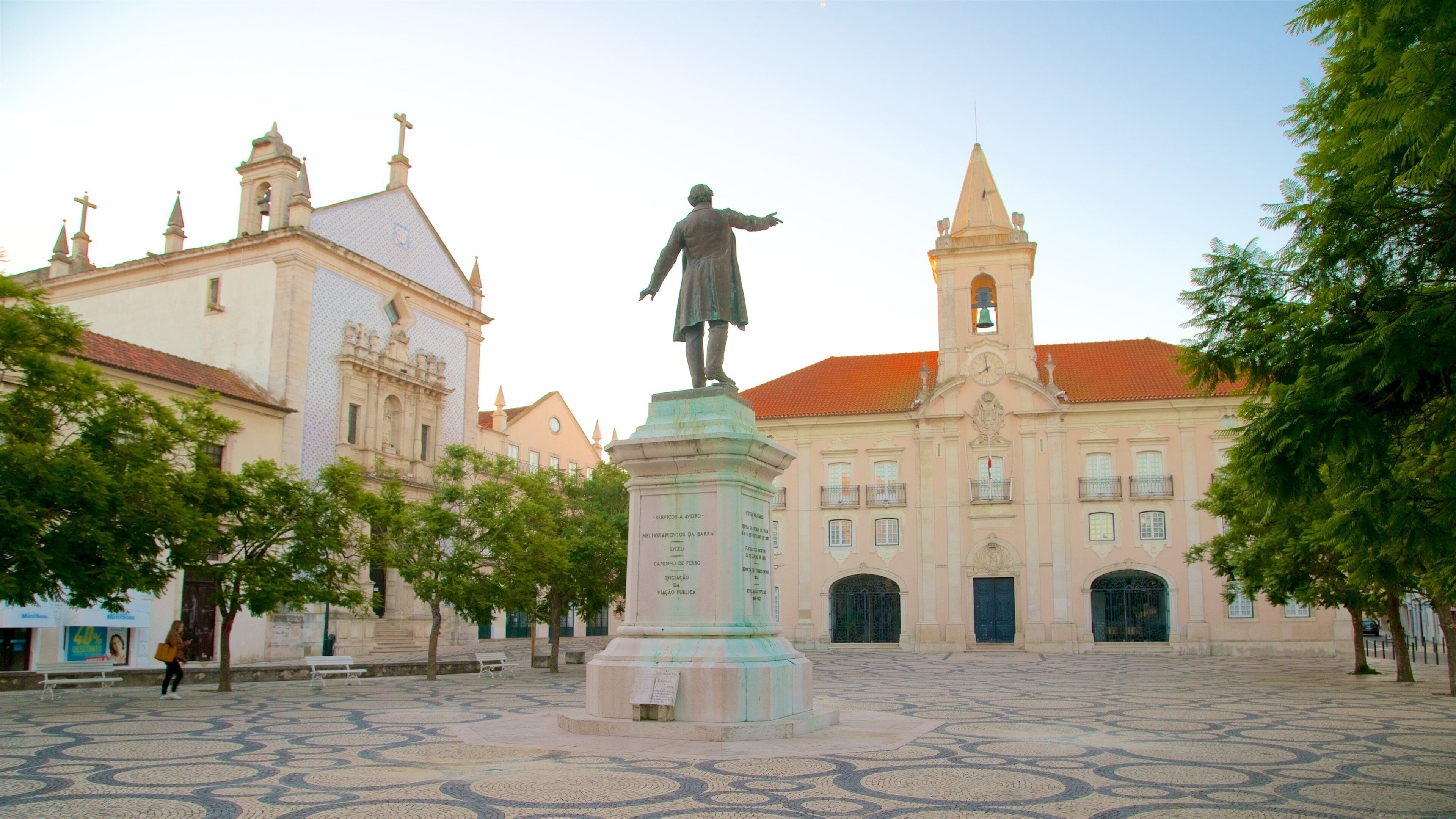 Praca da Republica mettant en vedette statue ou sculpture, square ou place et église ou cathédrale