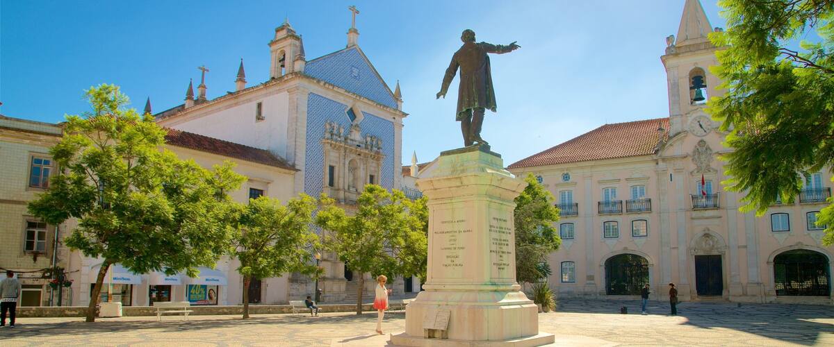 Praca da Republica mettant en vedette statue ou sculpture et square ou place