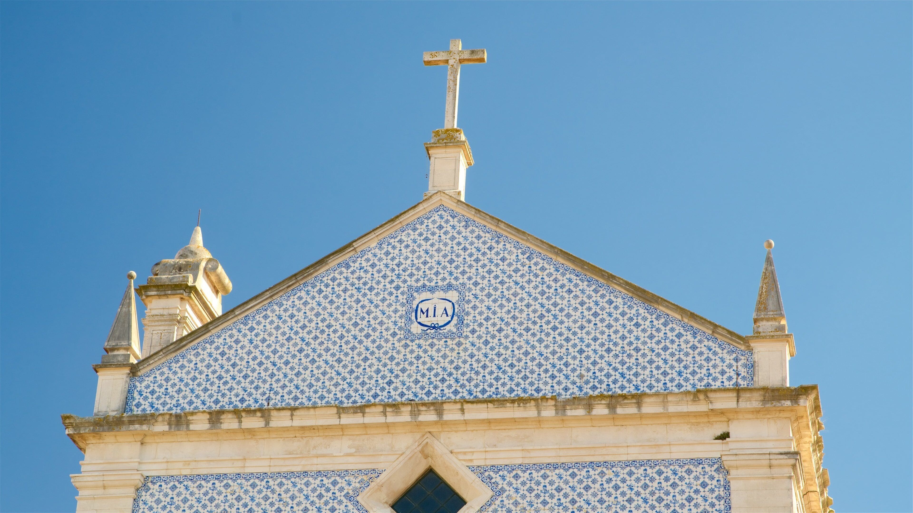 Praca da Republica which includes a church or cathedral