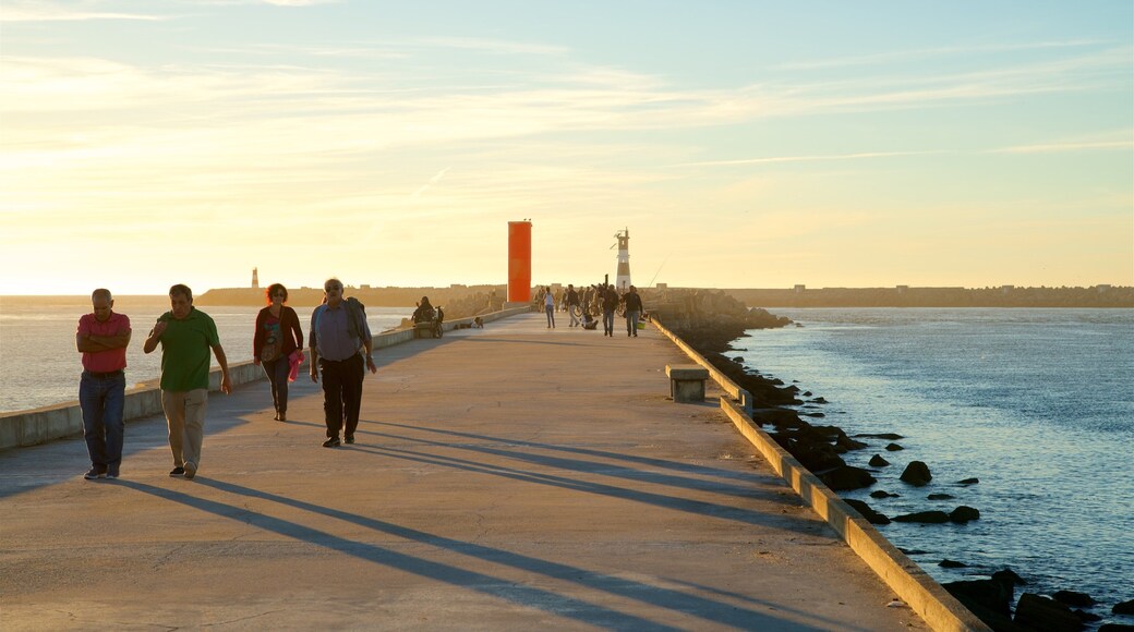 バーラ ビーチ フィーチャー 海岸線の眺め と 夕焼け 及び 少数の人々