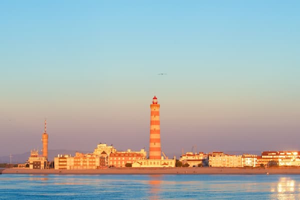 Barra Beach montrant phare, ville côtière et vues littorales