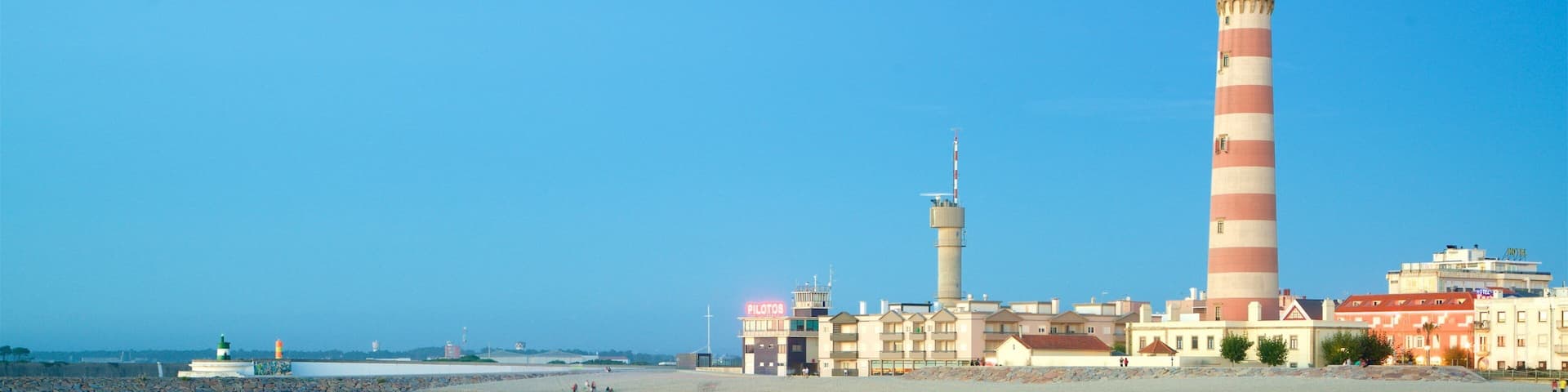 Barra Beach mit einem KĂŒstenort, Leuchtturm und allgemeine KĂŒstenansicht