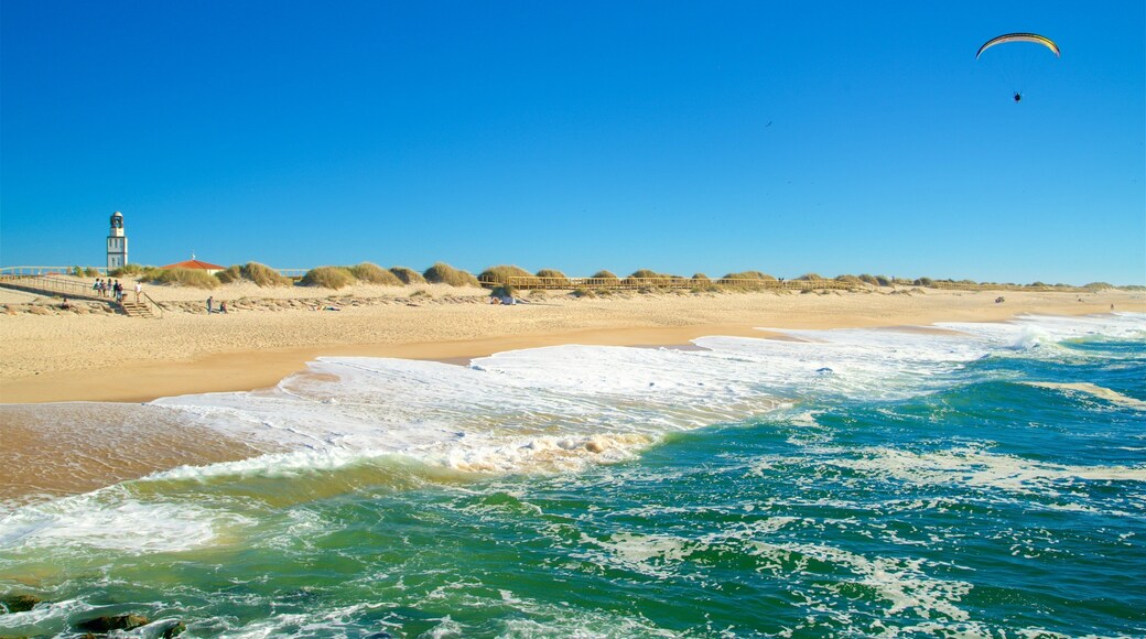 Costa Nova Beach welches beinhaltet Sandstrand und allgemeine Küstenansicht