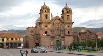 Plaza de Armas showing street scenes, religious aspects and a church or cathedral