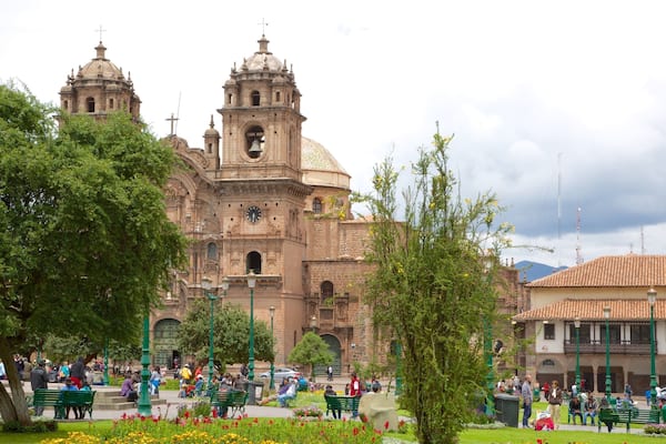 Plaza de Armas showing a church or cathedral and a garden