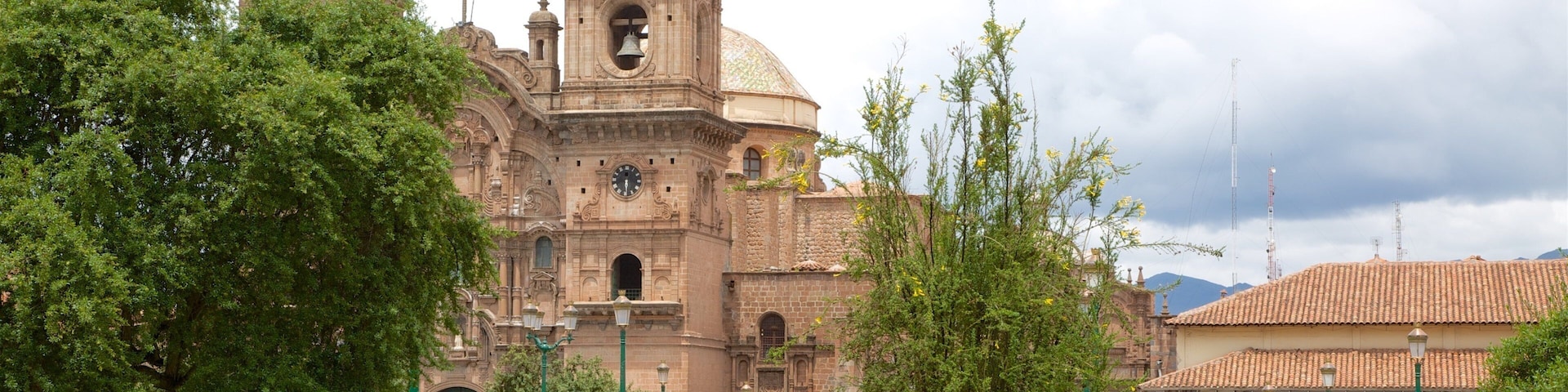 Plaza de Armas mostrando uma igreja ou catedral e um parque