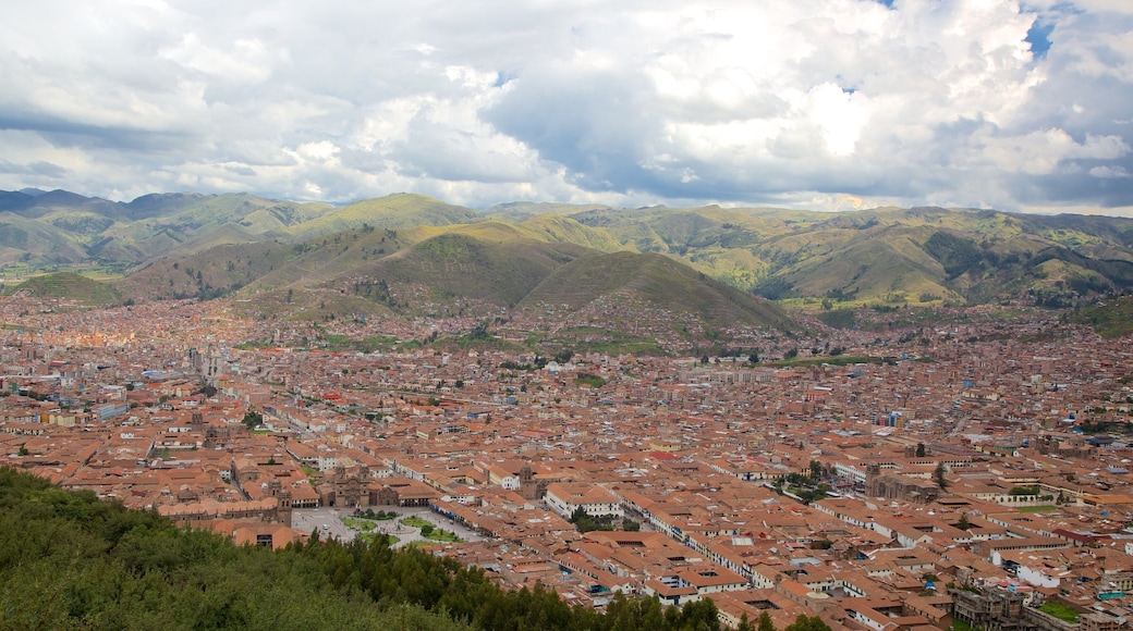 Sacsayhuaman caracterizando uma cidade e paisagem