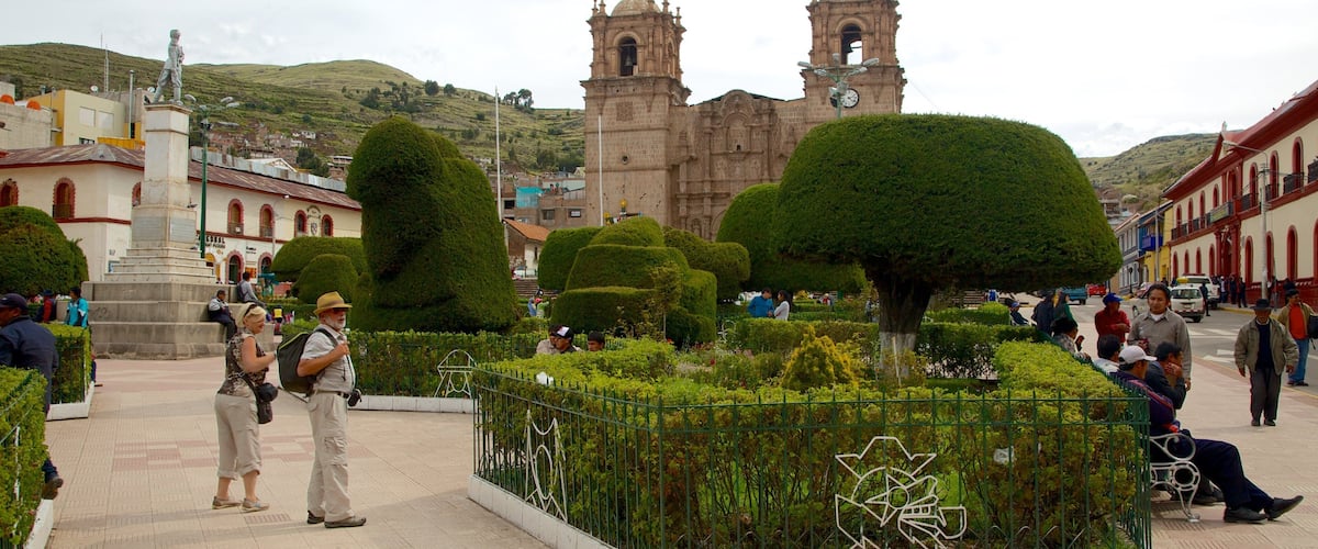 Lake Titicaca ofreciendo elementos del patrimonio y un jardín y también una pareja