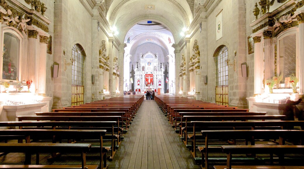 Lake Titicaca welches beinhaltet Kirche oder Kathedrale, Geschichtliches und Innenansichten