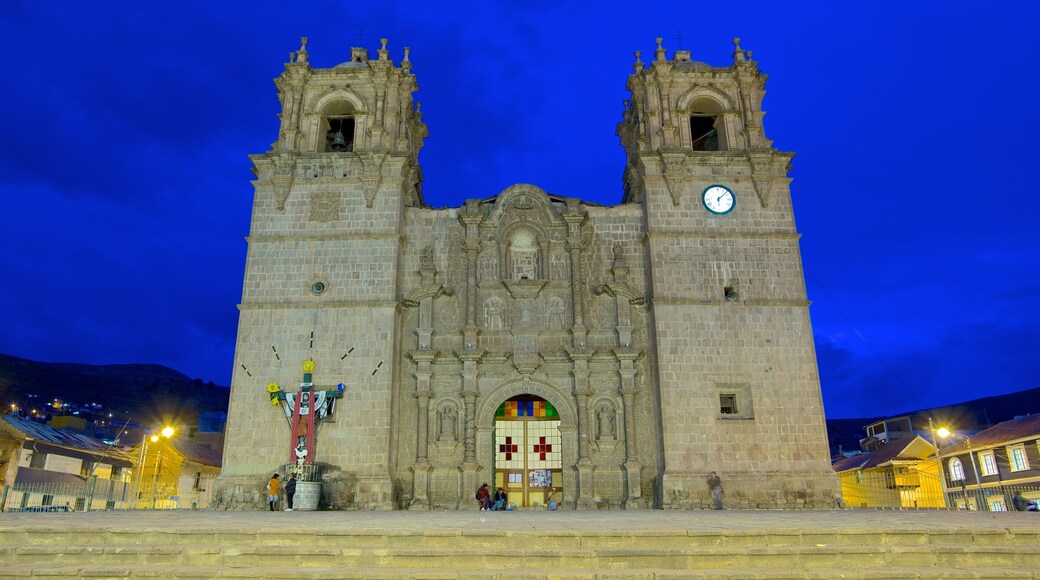 Lake Titicaca welches beinhaltet bei Nacht, historische Architektur und Kirche oder Kathedrale