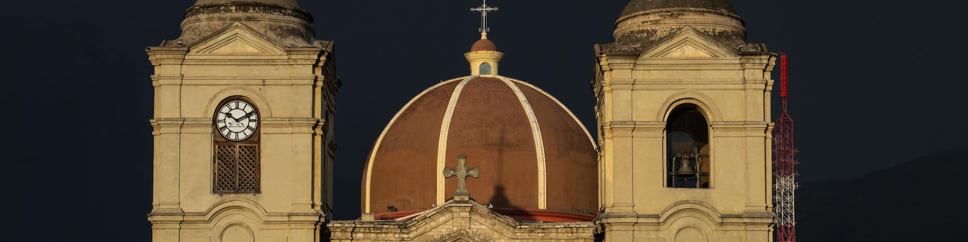Fachada de la Iglesia de la "Plaza Constitución" en la ciudad de Huancayo, sobre fondo oscuro