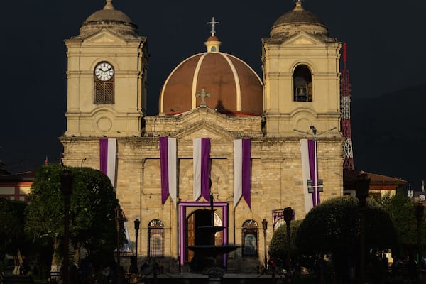 Fachada de la Iglesia de la "Plaza Constitución" en la ciudad de Huancayo, sobre fondo oscuro