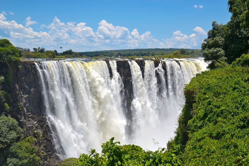 Una cascada imponente rodeada de exuberante vegetación.