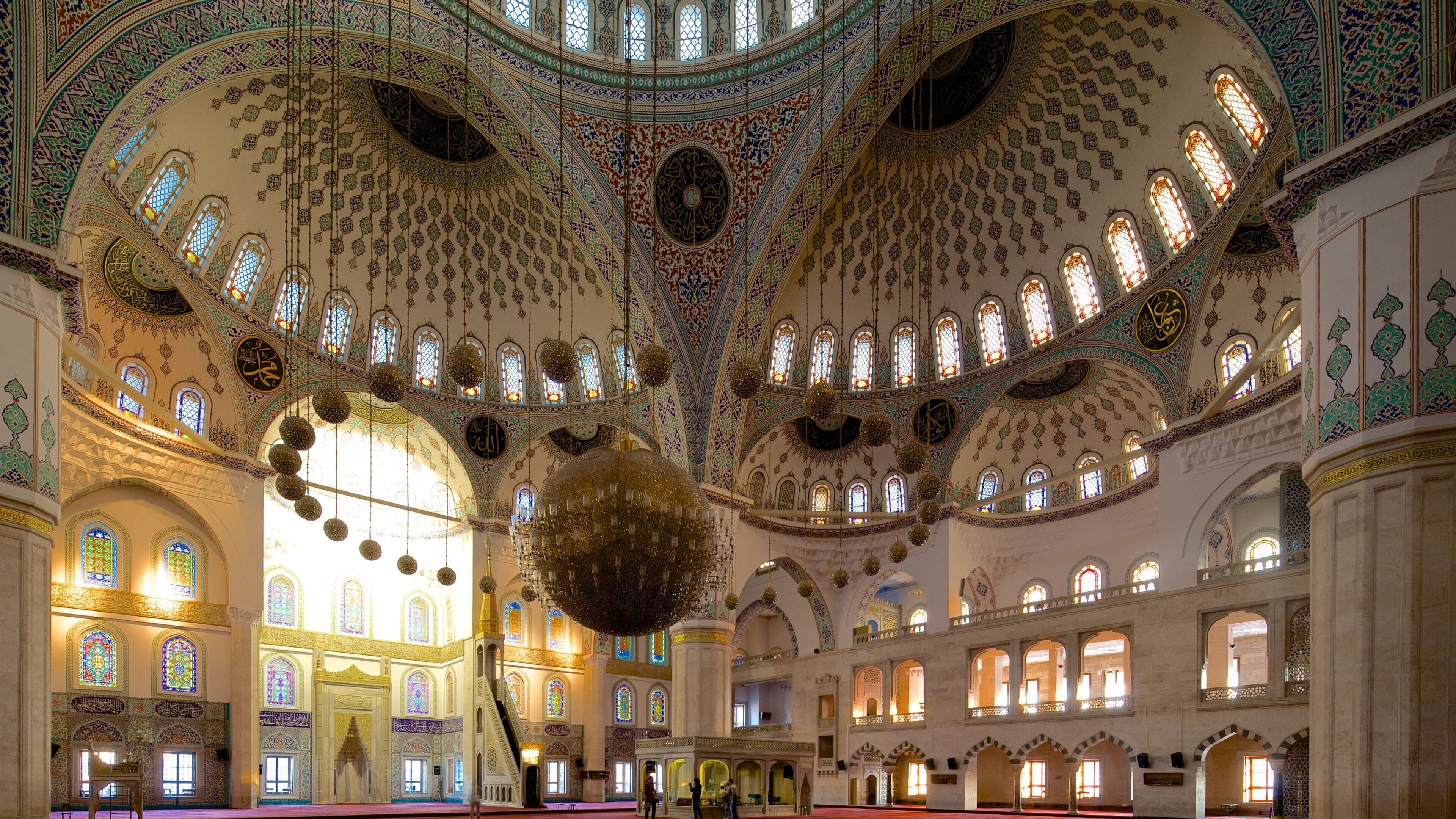 Kocatepe moské som visar en moské, interiörer och religiösa element