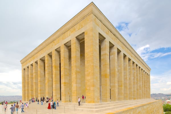 Anitkabir featuring heritage architecture as well as a large group of people