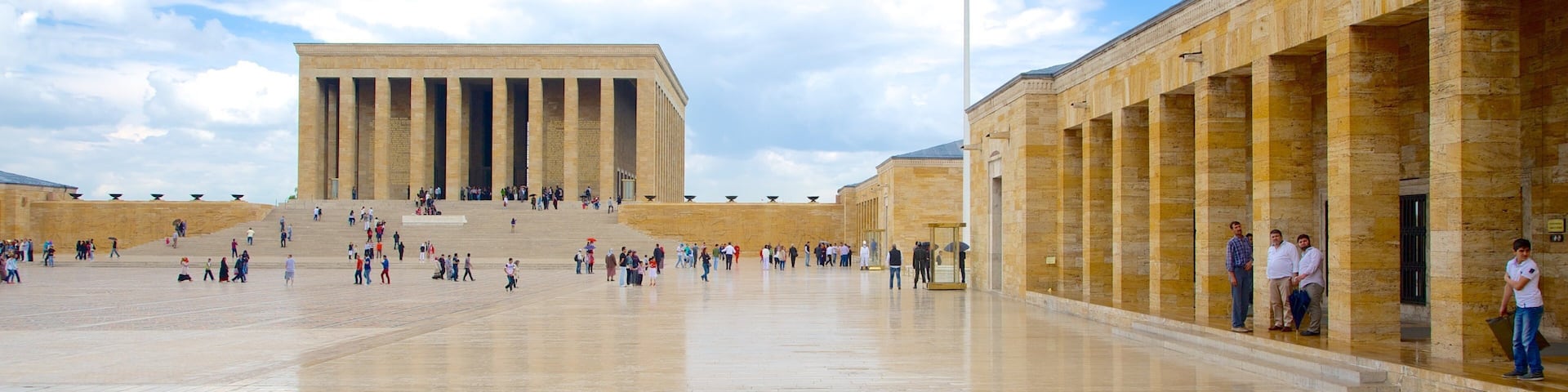 Anıtkabir welches beinhaltet historische Architektur, Straßenszenen und Stadtansicht
