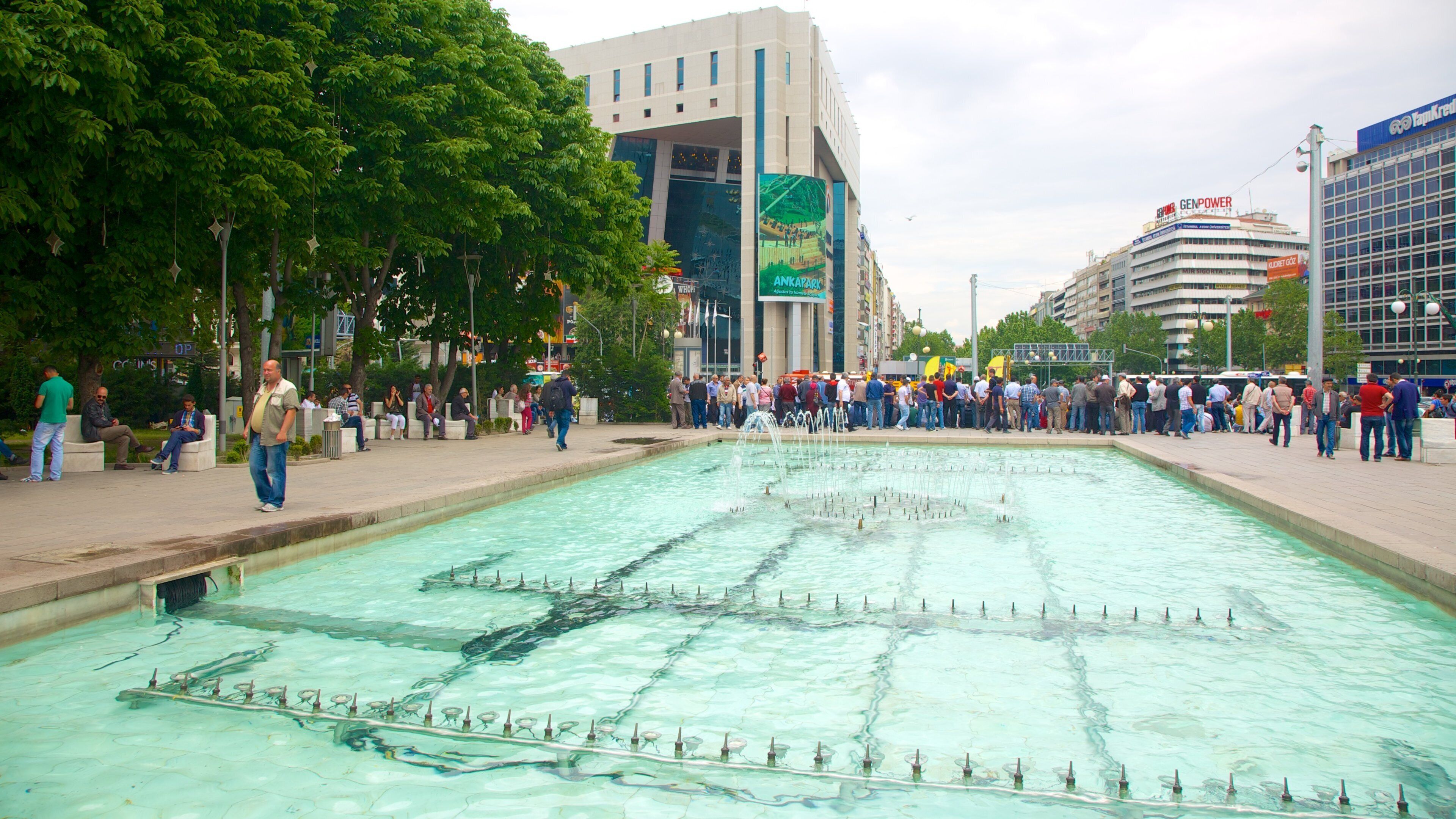 Place Kızılay qui includes fontaine aussi bien que important groupe de personnes