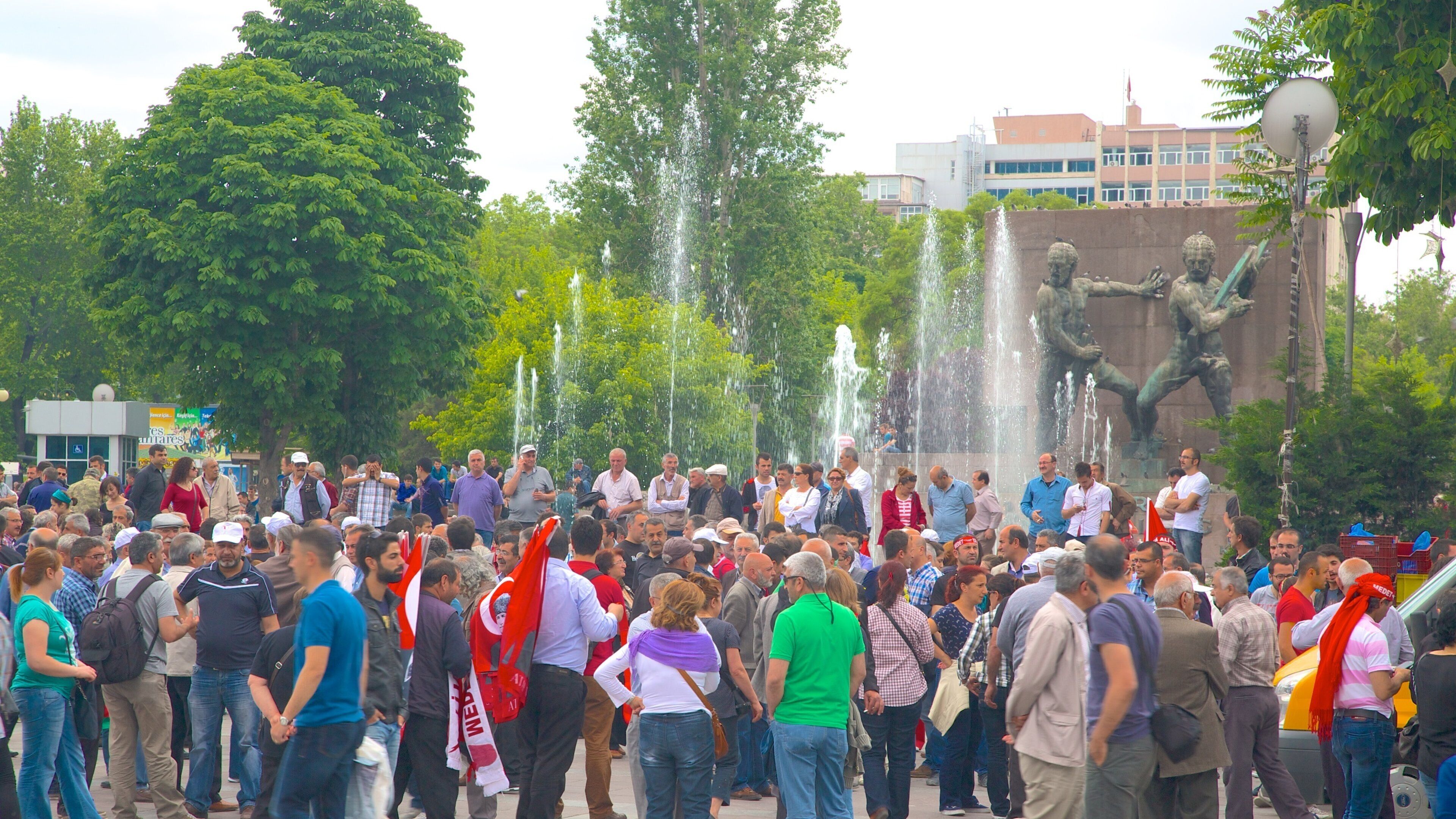 Place Kızılay montrant scènes de rue aussi bien que important groupe de personnes