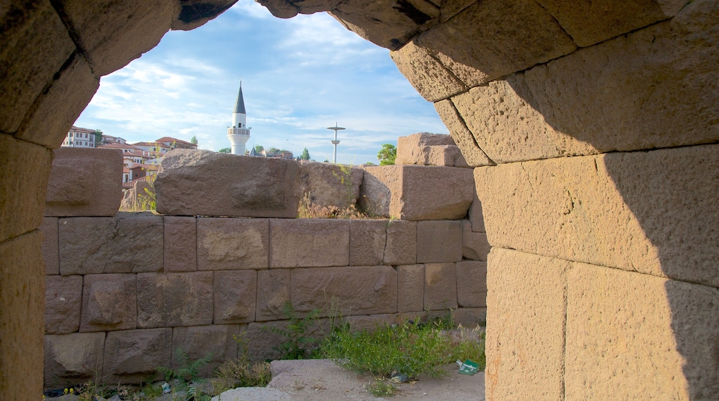 Théùtre romain qui includes bùtiments en ruines