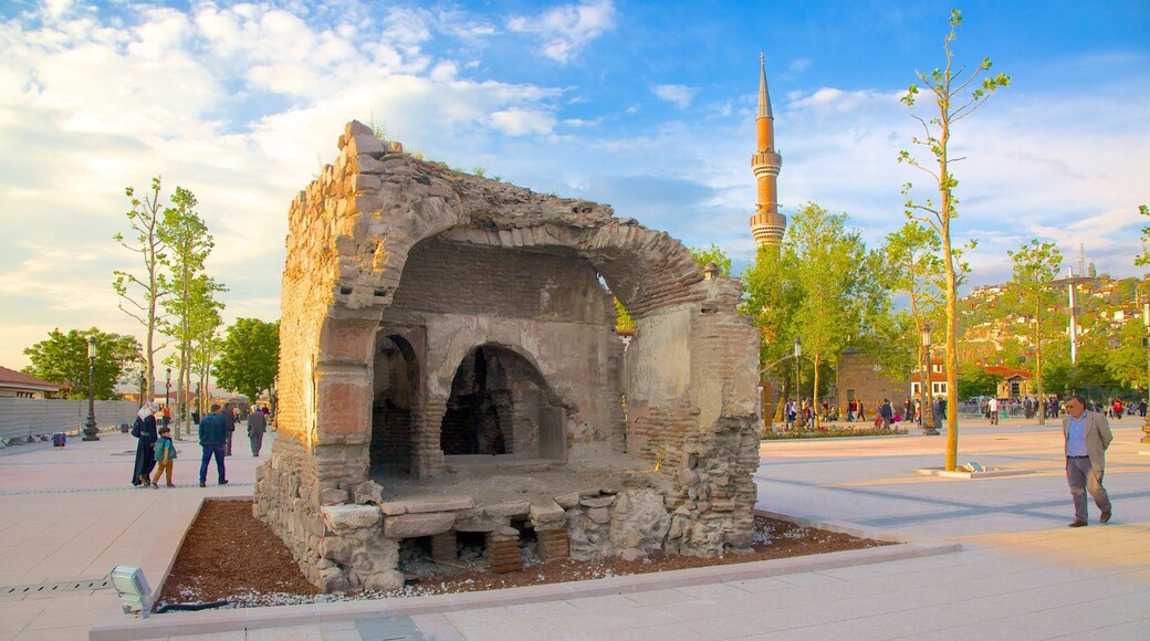 Monumentum Ancyranum som omfatter gadeliv og et monument