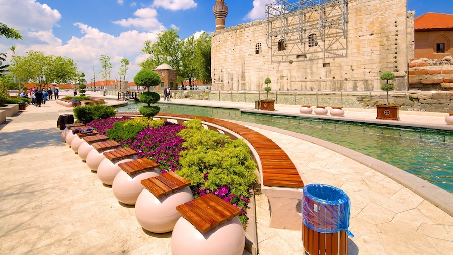 Monumentum Ancyranum som viser en pool og en have