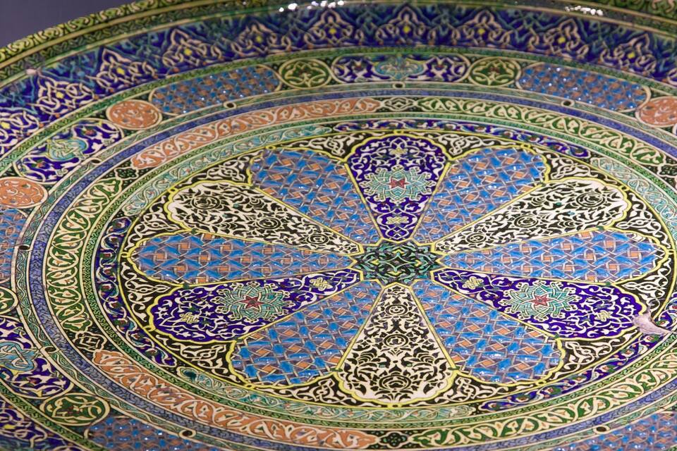 Un mosaico circular detallado y ornamentado con diseños intrincados y colores vivos.