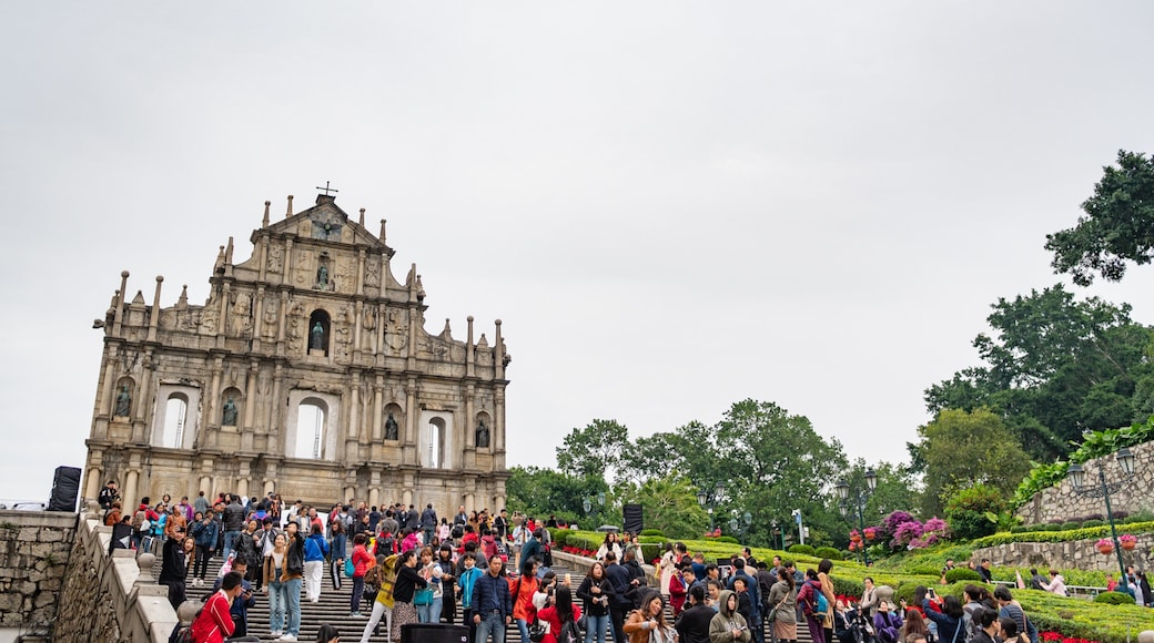 Ruins of St. Paul\'s Cathedral which includes street scenes, heritage elements and a park