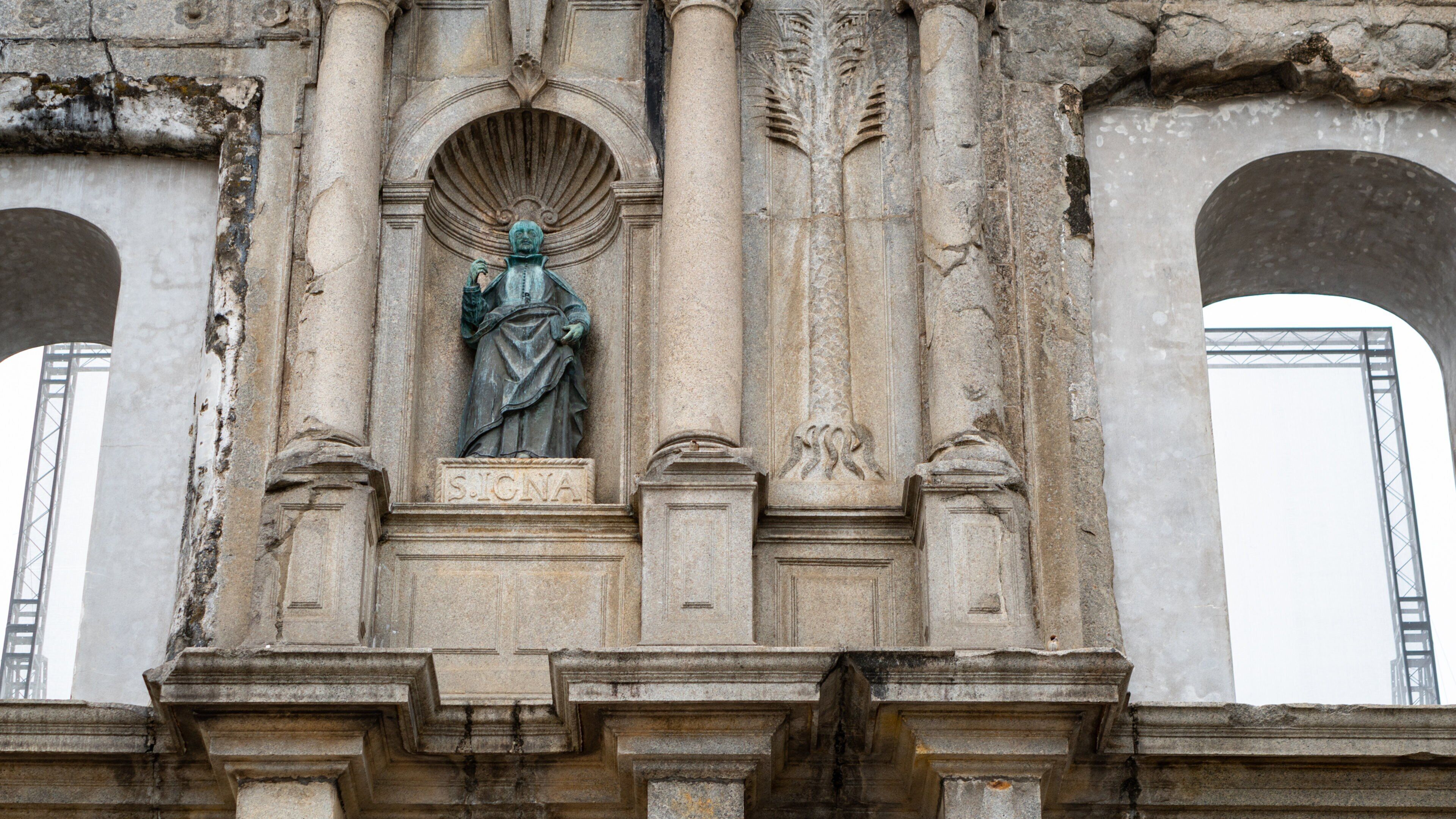 Ruins of St. Paul\'s Cathedral which includes a statue or sculpture and heritage elements