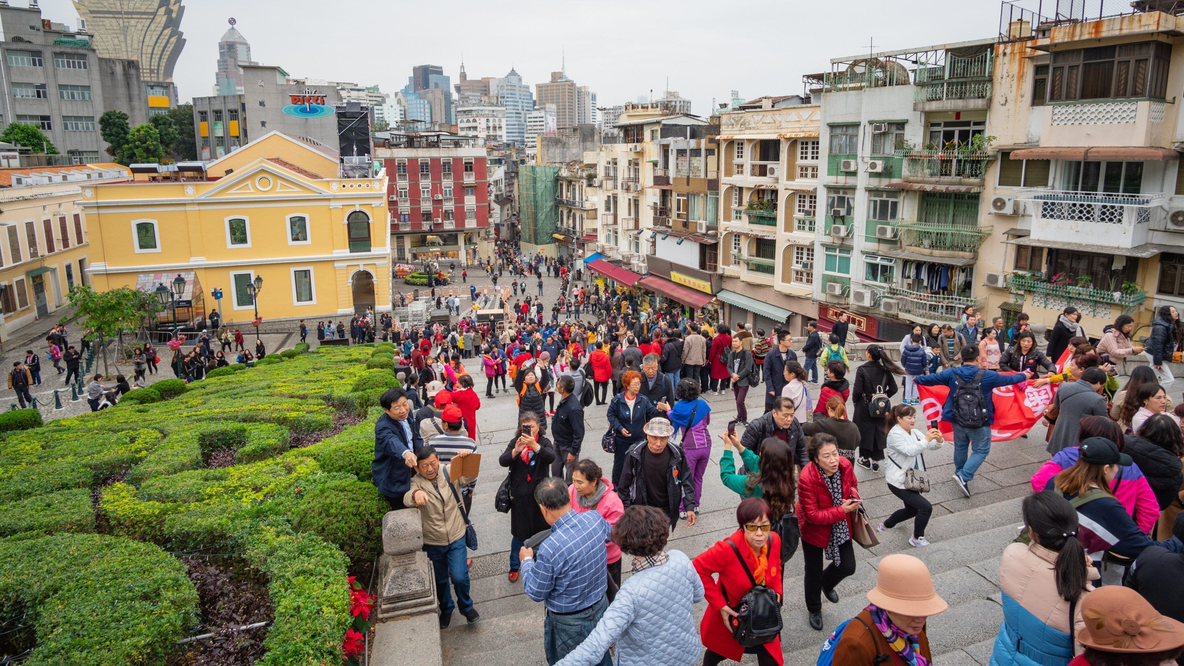 Ruins of St. Paul\'s Cathedral which includes a city as well as a large group of people