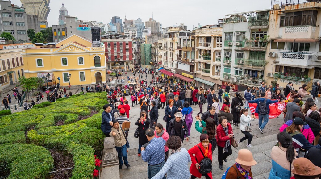 Ruins of St. Paul\'s Cathedral which includes a city as well as a large group of people