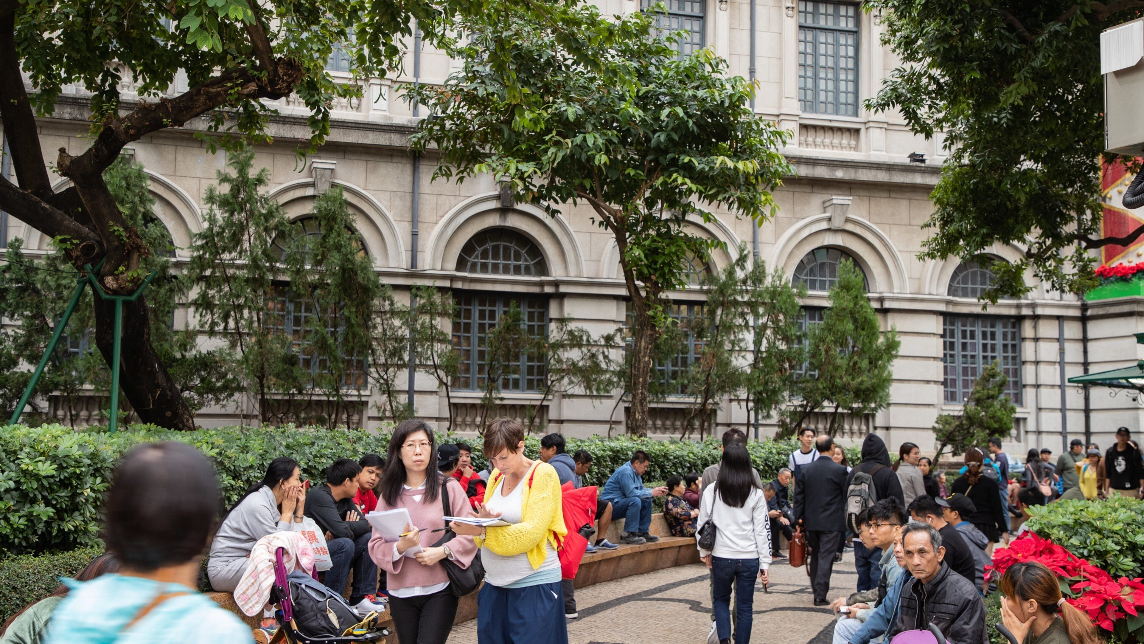Senado Square showing street scenes and a park