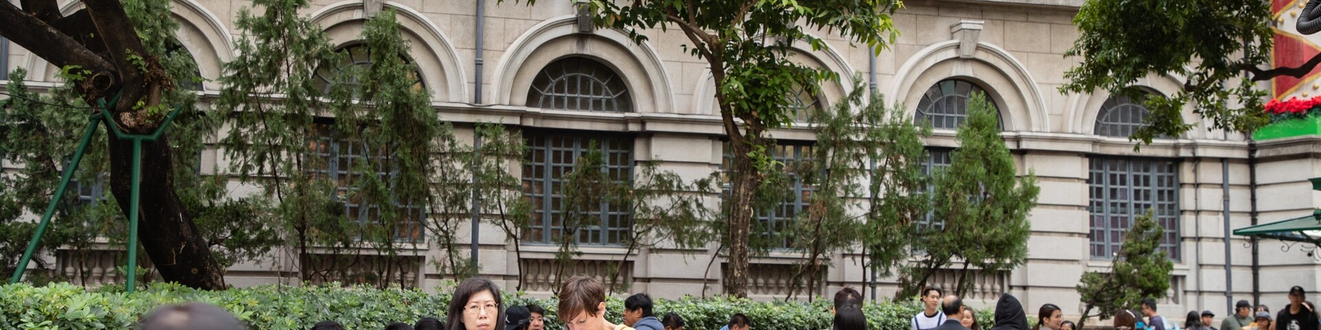 Senado Square showing street scenes and a park