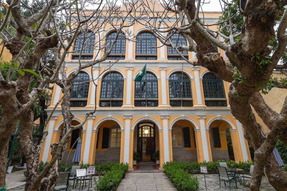 Un edifici d'estil colonial amb finestres allargades i una entrada central.