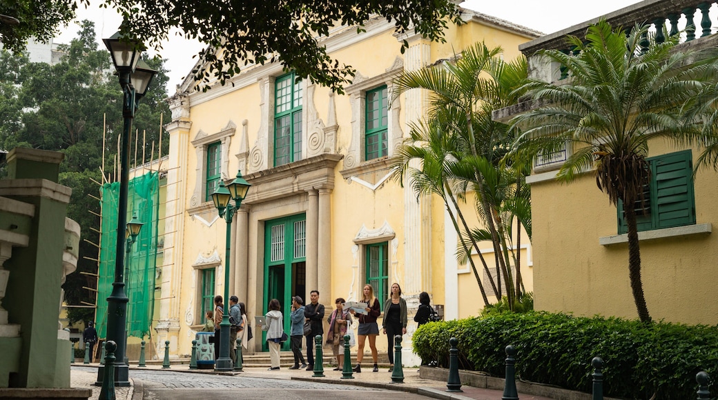 St. Augustine\'s Church showing heritage elements and street scenes