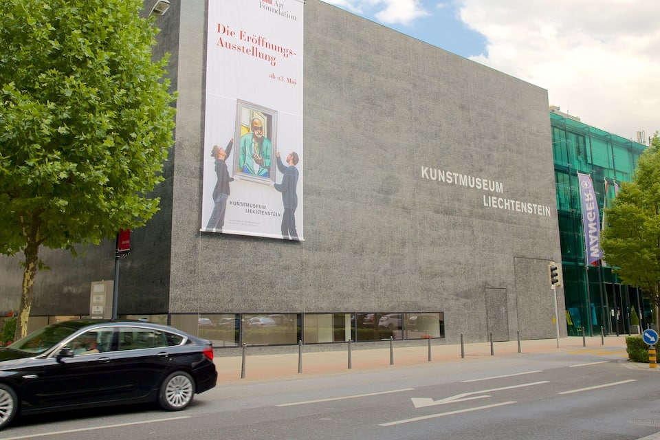 Een modern gebouw met een groot bord voor Kunstmuseum Liechtenstein.